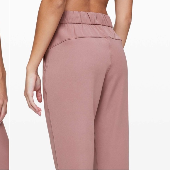 EUC Lululemon On the Fly Crop *Woven 23" Size 6 - Picture 6 of 14